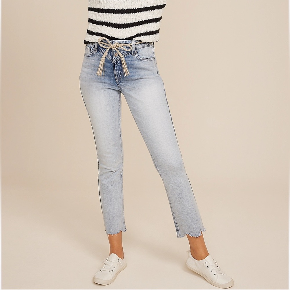 ✨NWT~Maurice’s Belted Jeans✨